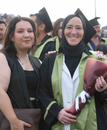 anne-kizin-universite-yolculugu-mezuniyetle-taclandi-cEaHlMkp.jpg
