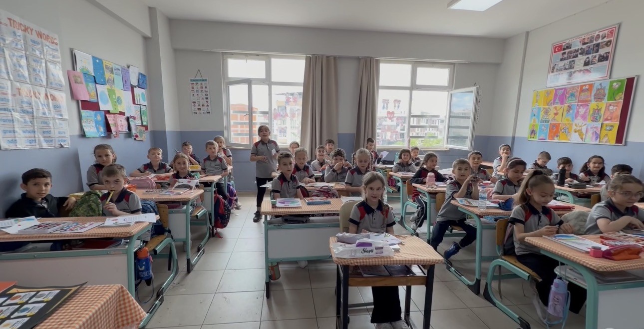 anne kumru yuvasini okulun sinifina kurdu 1 YsMbJcDs