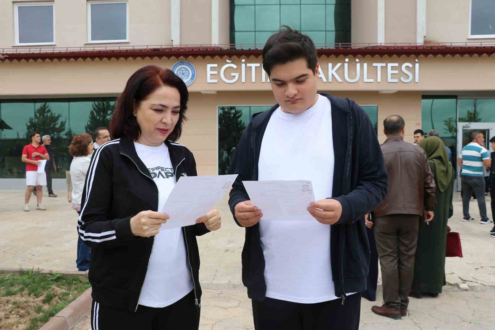 Anne oğul bitişik sınıflarda sınava girdi 4 anne ogul bitisik siniflarda sinava girdi 0