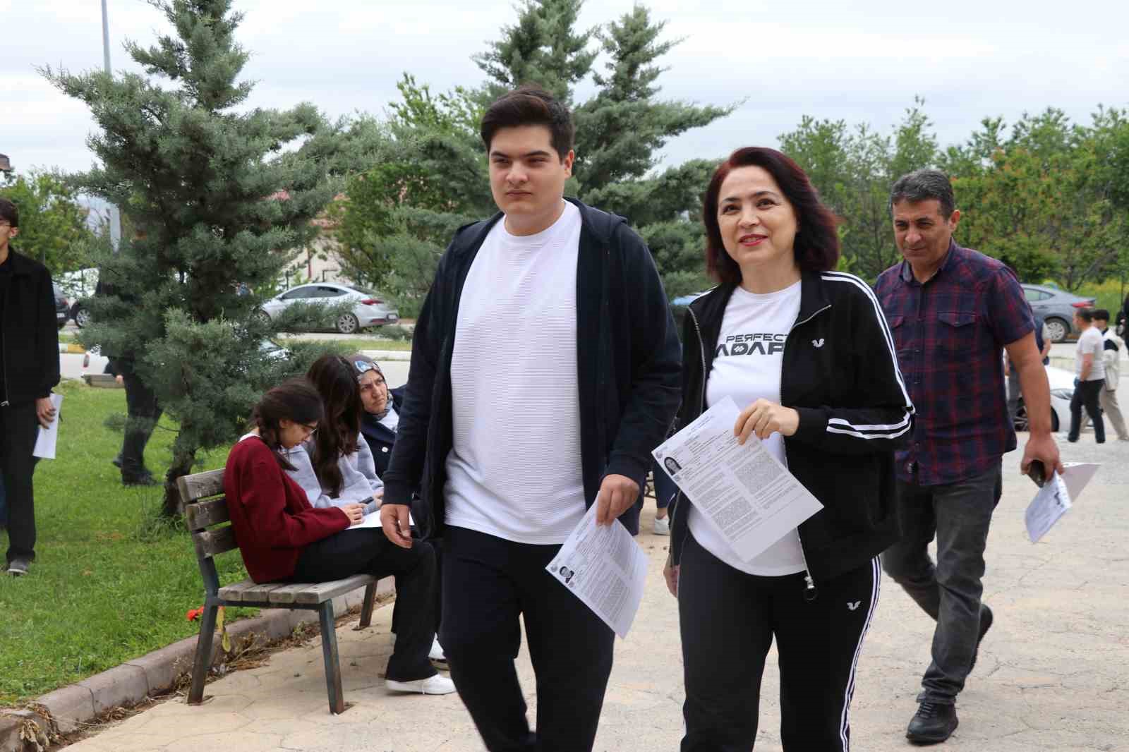 Anne oğul bitişik sınıflarda sınava girdi 6 anne ogul bitisik siniflarda sinava girdi 2 b9SN9kgs