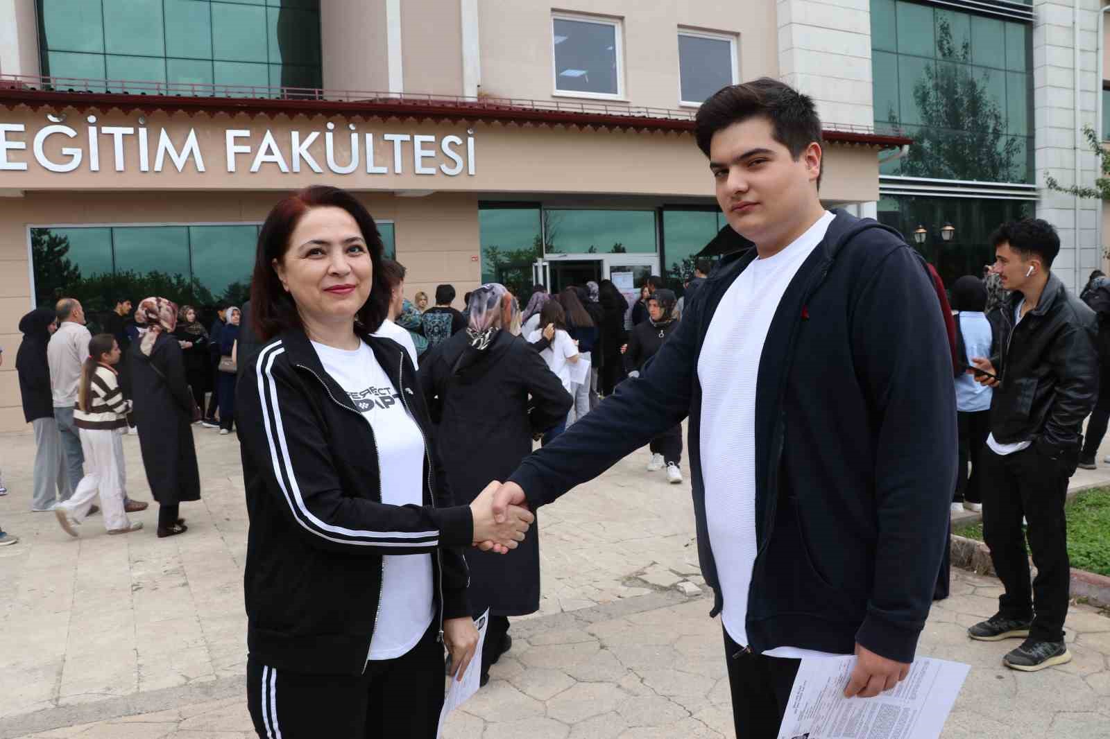 Anne oğul bitişik sınıflarda sınava girdi 8 anne ogul bitisik siniflarda sinava girdi 4 gt1TzX9i