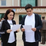 anne-ogul-bitisik-siniflarda-sinava-girdi-QCIglIWq.jpg