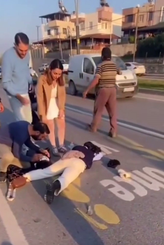 anne ve 2 cocuguna yaya gecidinde otomobil carpti 1