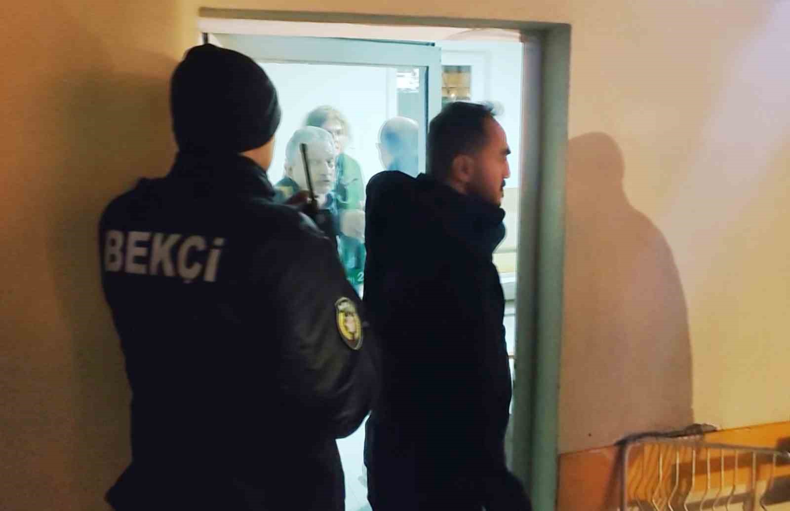 anne ve baba avukat kizlarini taksi duragina kilitledi 1
