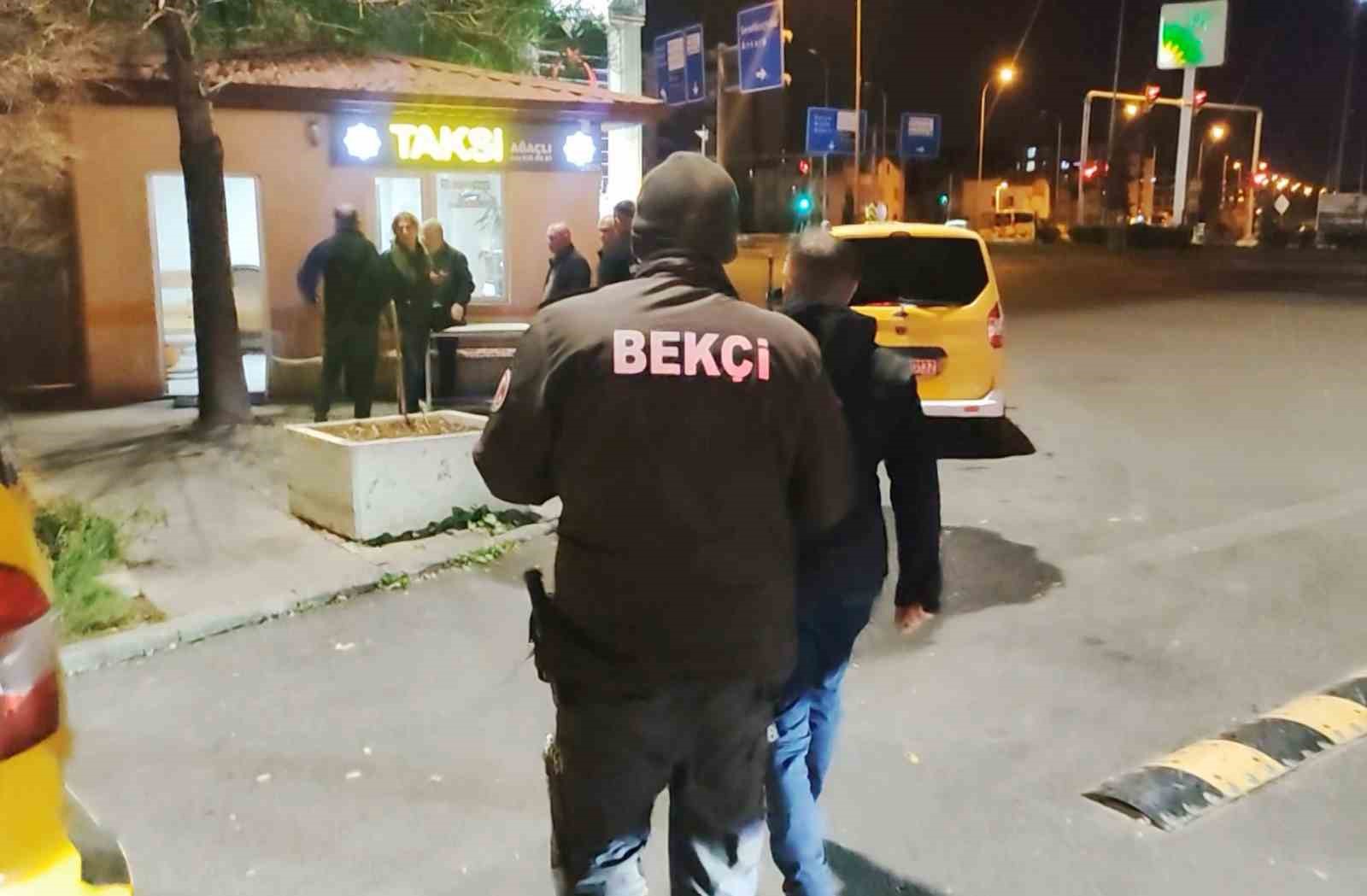 anne ve baba avukat kizlarini taksi duragina kilitledi 2 ZBBnw5eF