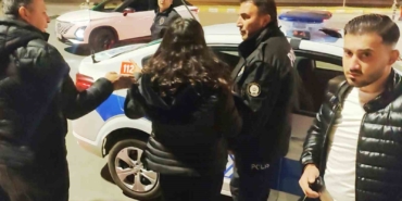 anne-ve-baba-avukat-kizlarini-taksi-duragina-kilitledi-ixkymZaN.jpg