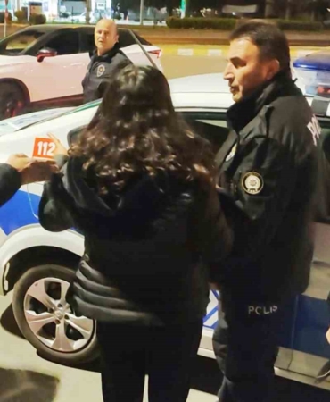 anne-ve-baba-avukat-kizlarini-taksi-duragina-kilitledi-ixkymZaN.jpg