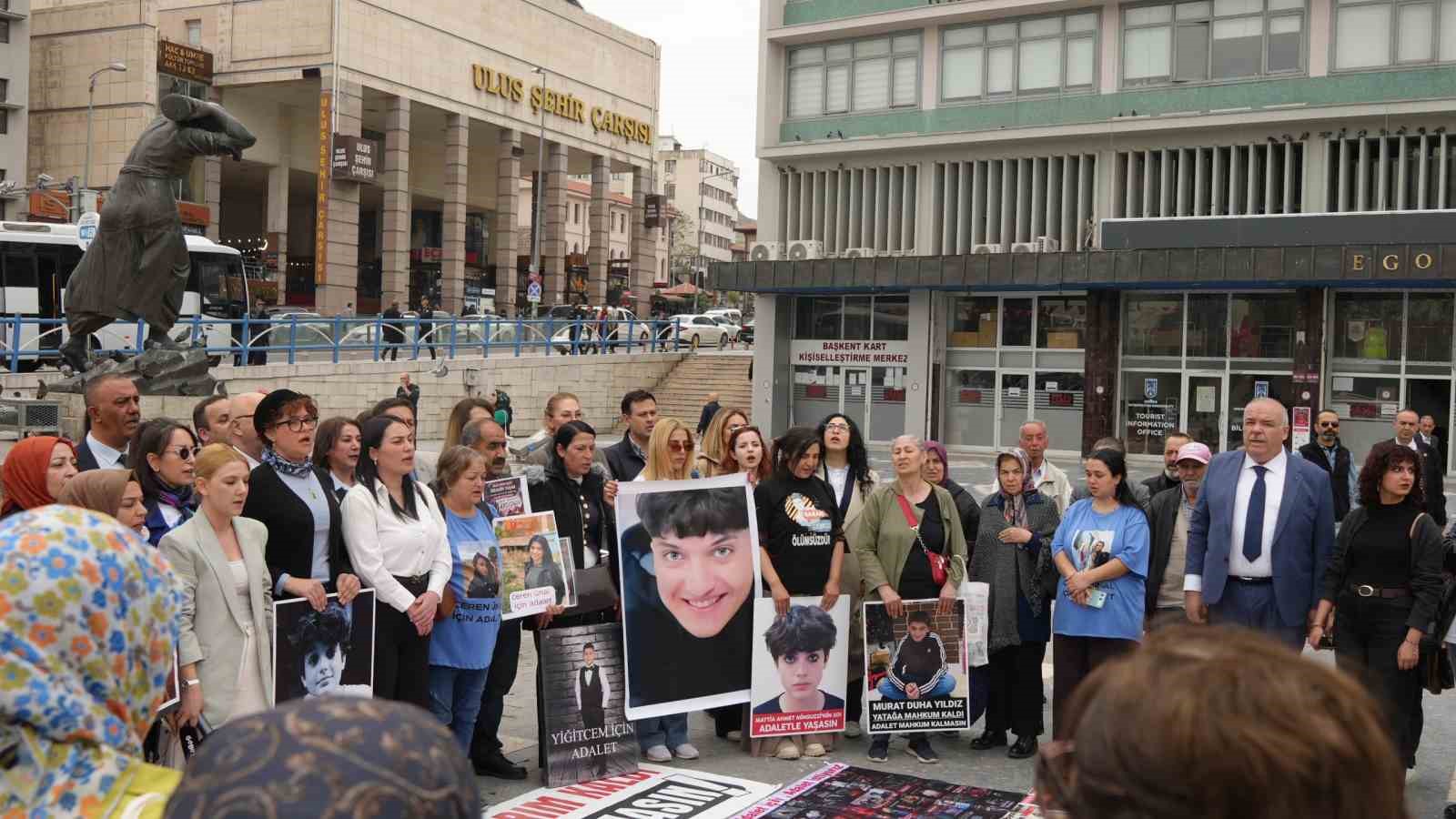 anne ve babalar hayatini kaybeden cocuklari icin ulus meydaninda bir araya geldi 2