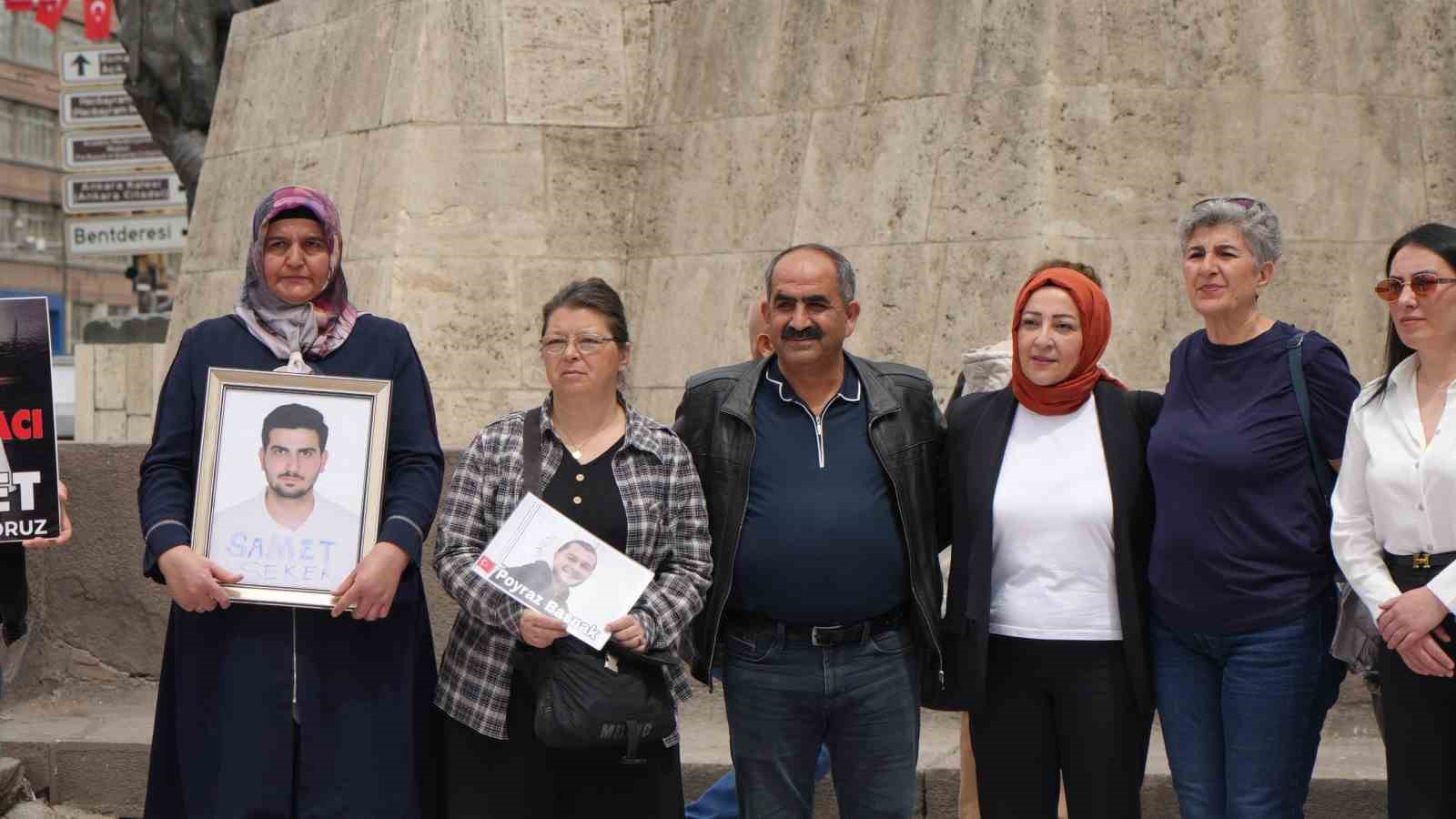 anne ve babalar hayatini kaybeden cocuklari icin ulus meydaninda bir araya geldi 4