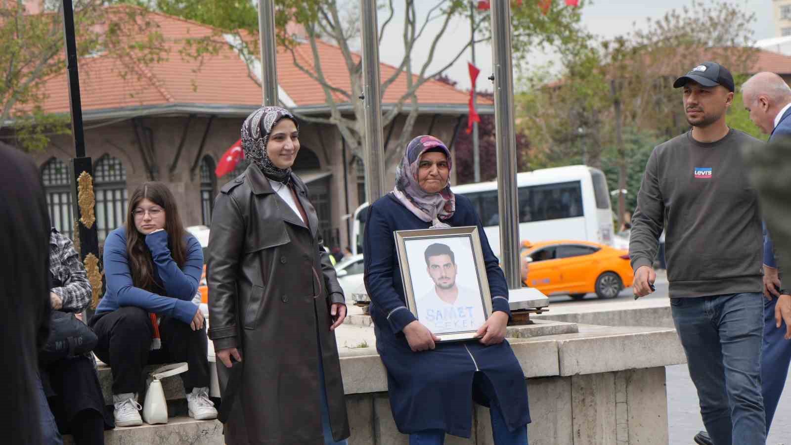 anne ve babalar hayatini kaybeden cocuklari icin ulus meydaninda bir araya geldi 5 1Df35CmY