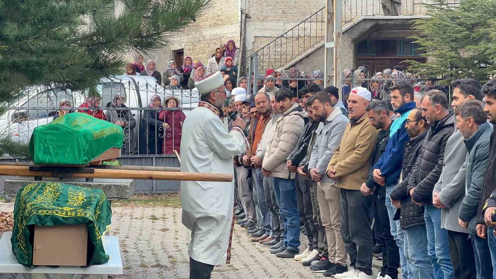 anne ve kizlari gozyaslariyla son yolculuguna ugurlandi 0 EZ9nM32u