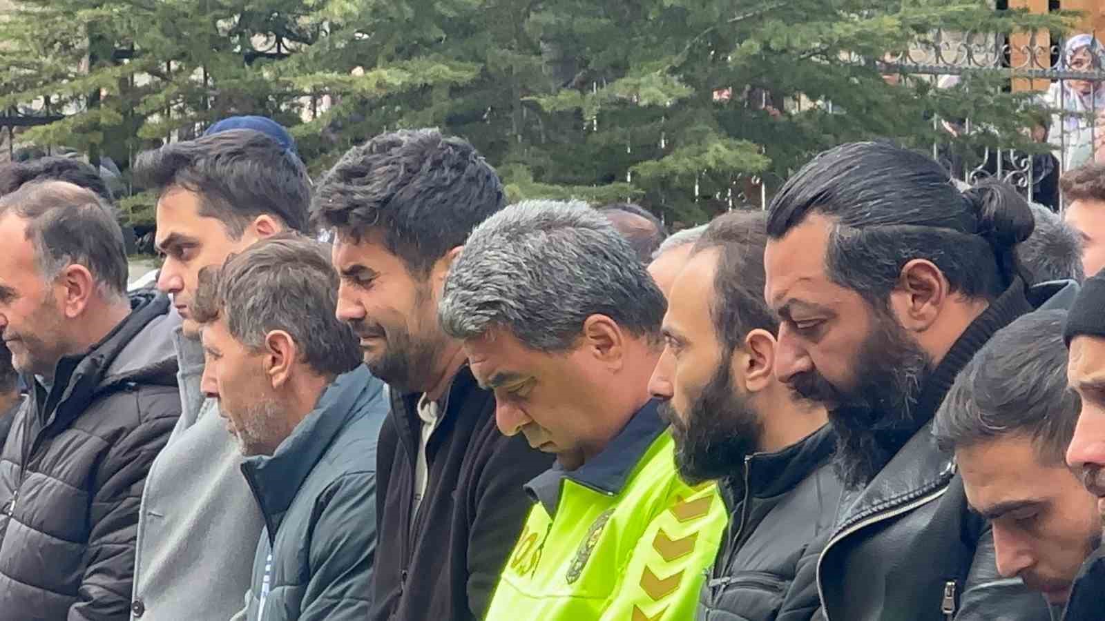 anne ve kizlari gozyaslariyla son yolculuguna ugurlandi 1 DrWeSLcA