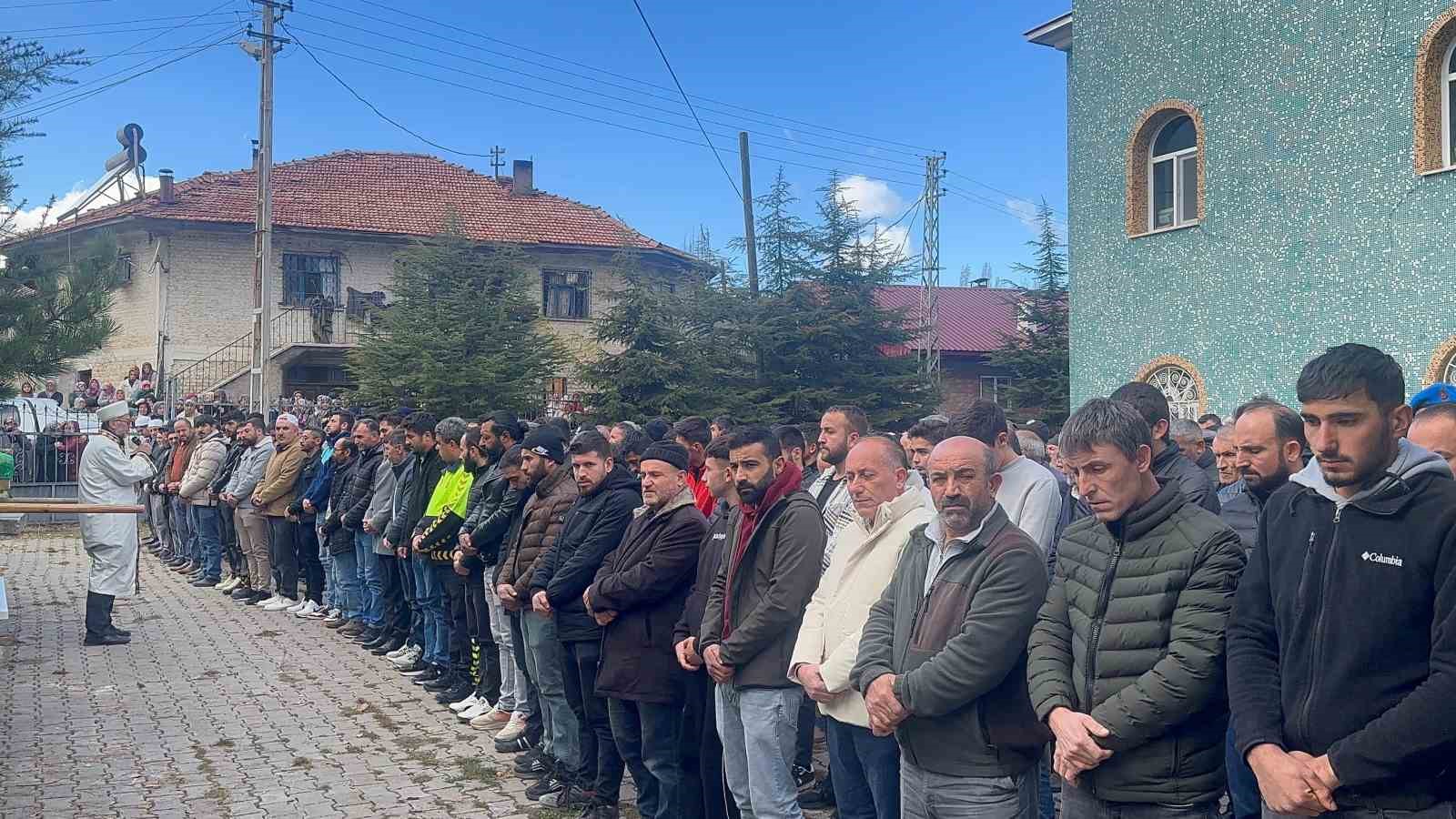anne ve kizlari gozyaslariyla son yolculuguna ugurlandi 3 WNgSkKHV