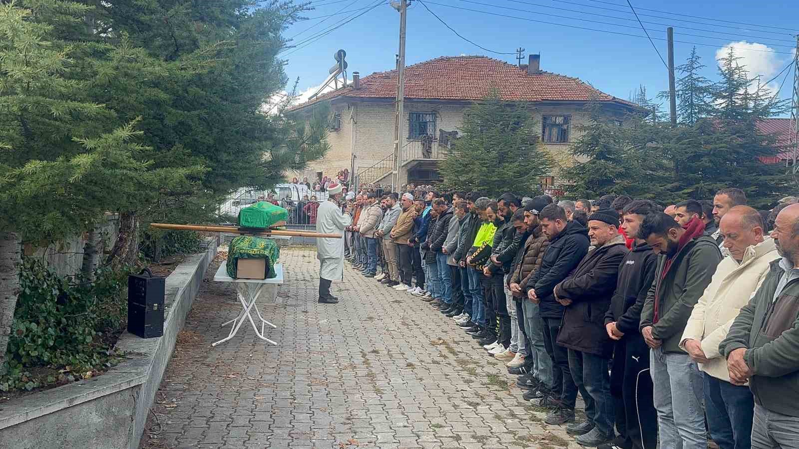 anne ve kizlari gozyaslariyla son yolculuguna ugurlandi 4 ATBRY7Id