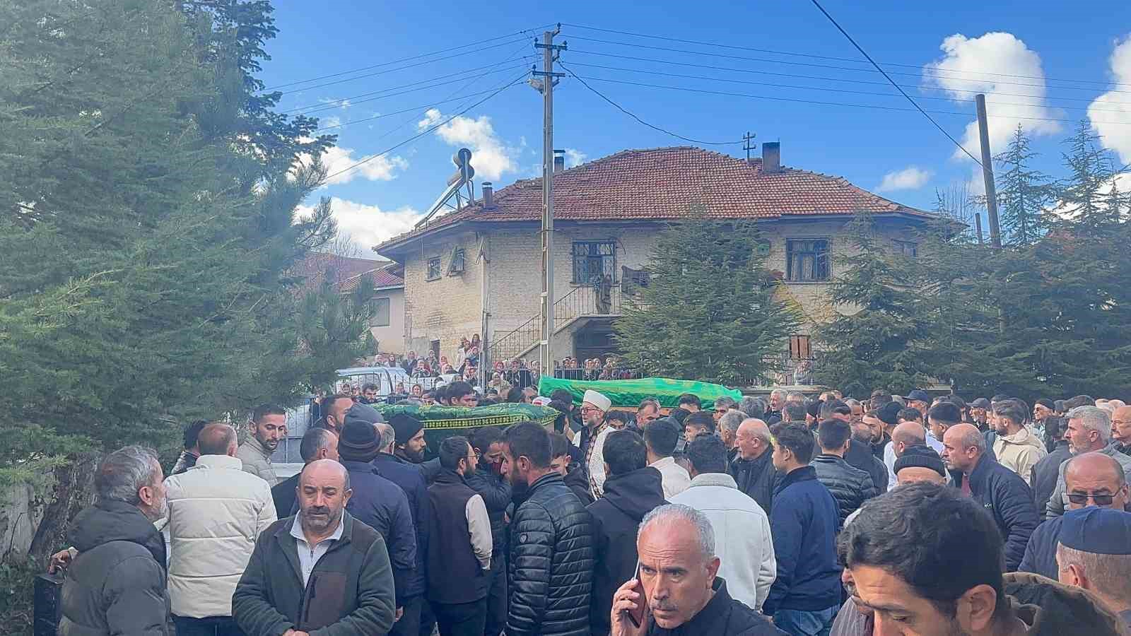 anne ve kizlari gozyaslariyla son yolculuguna ugurlandi 6 XAFcJLrG