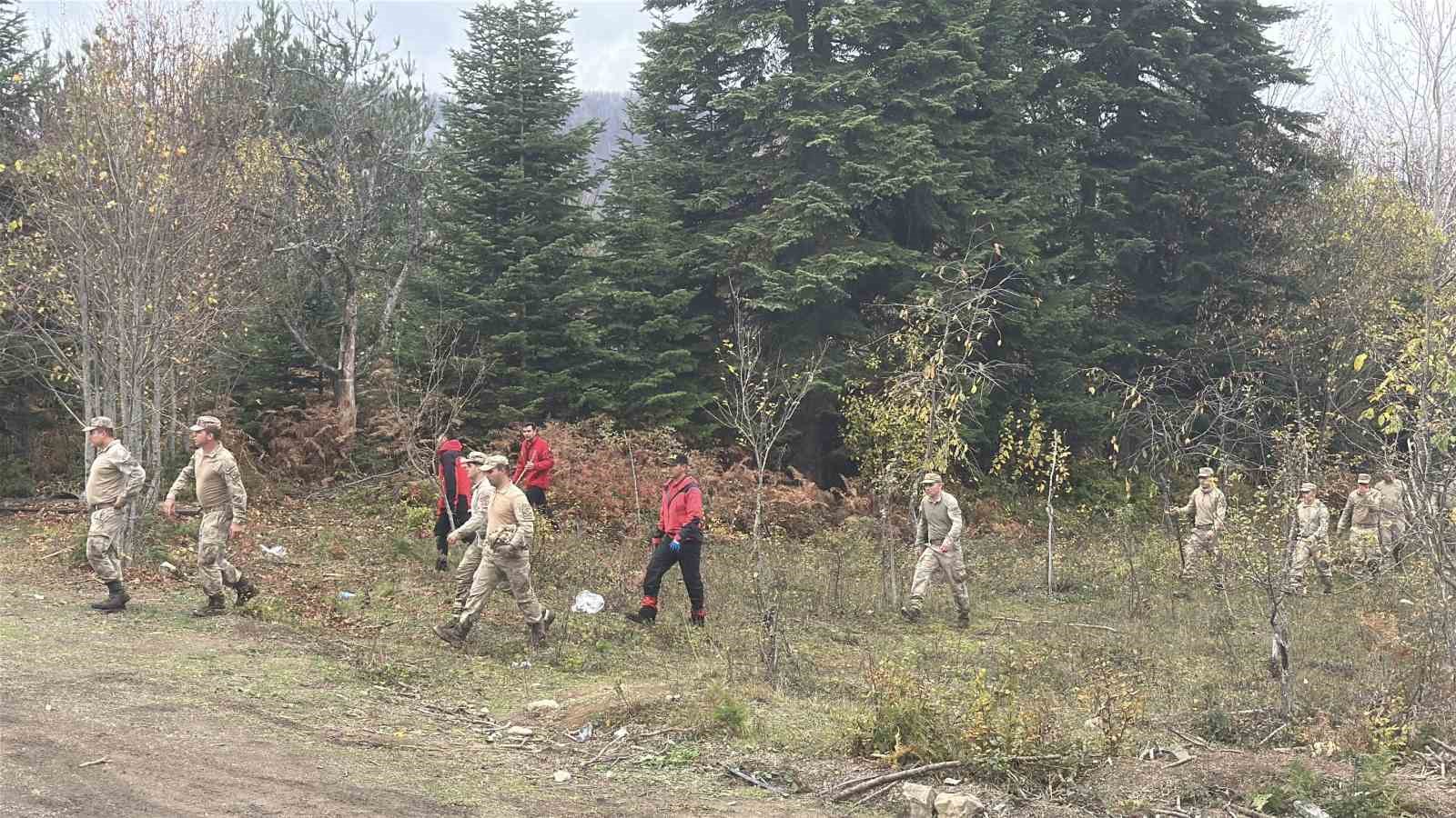 Anne ve oğlunun cesedinin bulunduğu bölgede kayıp çanta ile ayakkabı bulundu, telefona ulaşılamadı 4 anne ve oglunun cesedinin bulundugu bolgede kayip canta ile ayakkabi bulundu telefona ulasilamadi 0 mONDdCBn