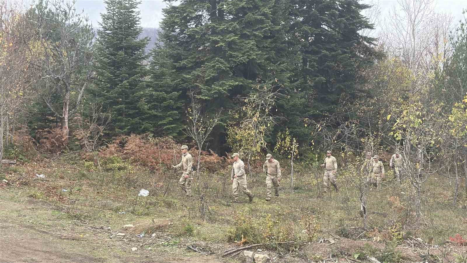 Anne ve oğlunun cesedinin bulunduğu bölgede kayıp çanta ile ayakkabı bulundu, telefona ulaşılamadı 5 anne ve oglunun cesedinin bulundugu bolgede kayip canta ile ayakkabi bulundu telefona ulasilamadi 1