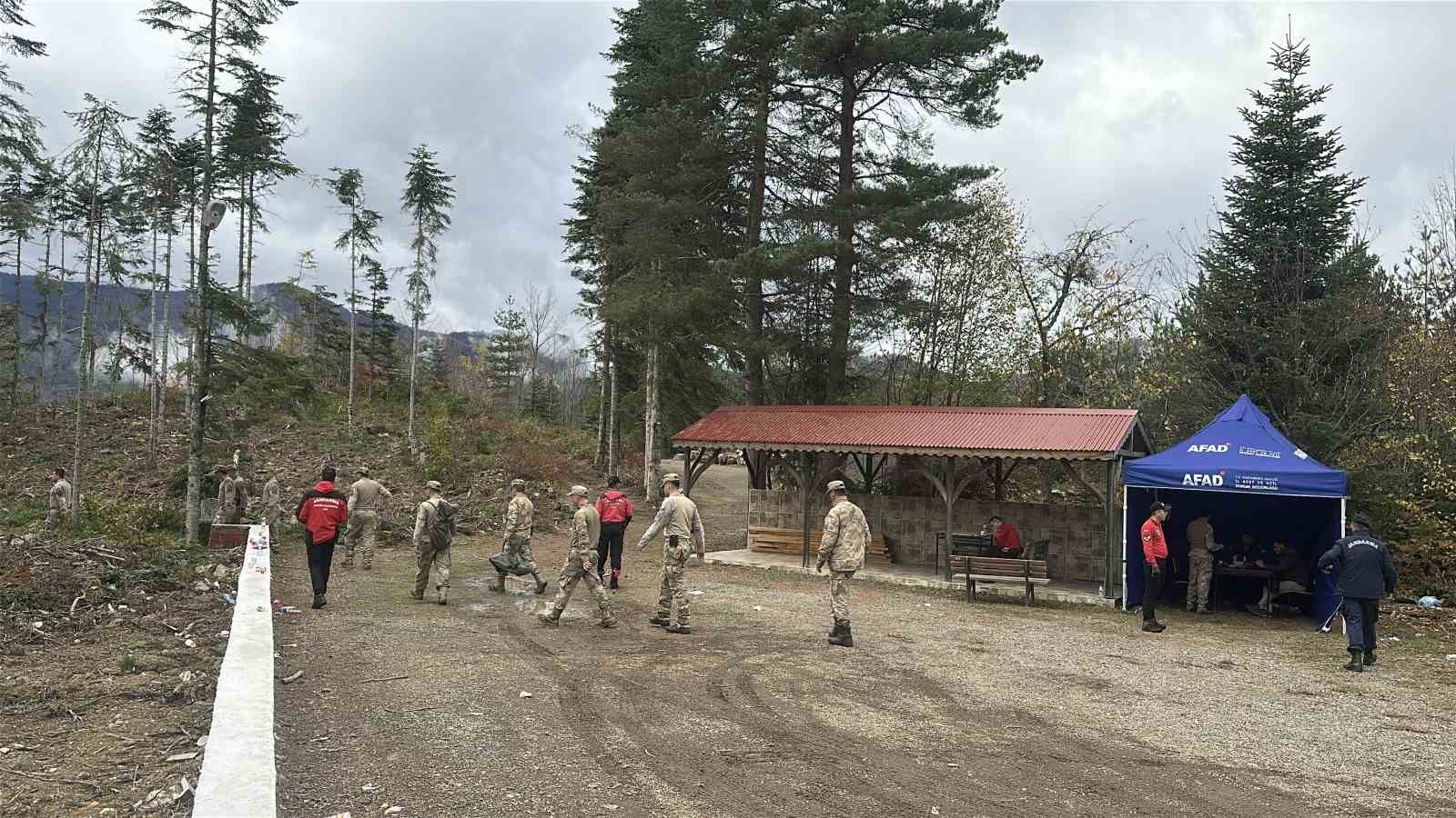 Anne ve oğlunun cesedinin bulunduğu bölgede kayıp çanta ile ayakkabı bulundu, telefona ulaşılamadı 6 anne ve oglunun cesedinin bulundugu bolgede kayip canta ile ayakkabi bulundu telefona ulasilamadi 2 CJfPBqyN