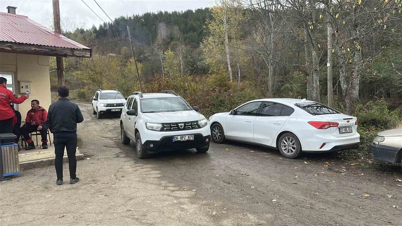 Anne ve oğlunun cesedinin bulunduğu bölgede kayıp çanta ile ayakkabı bulundu, telefona ulaşılamadı 8 anne ve oglunun cesedinin bulundugu bolgede kayip canta ile ayakkabi bulundu telefona ulasilamadi 4 UvQ9L3kr