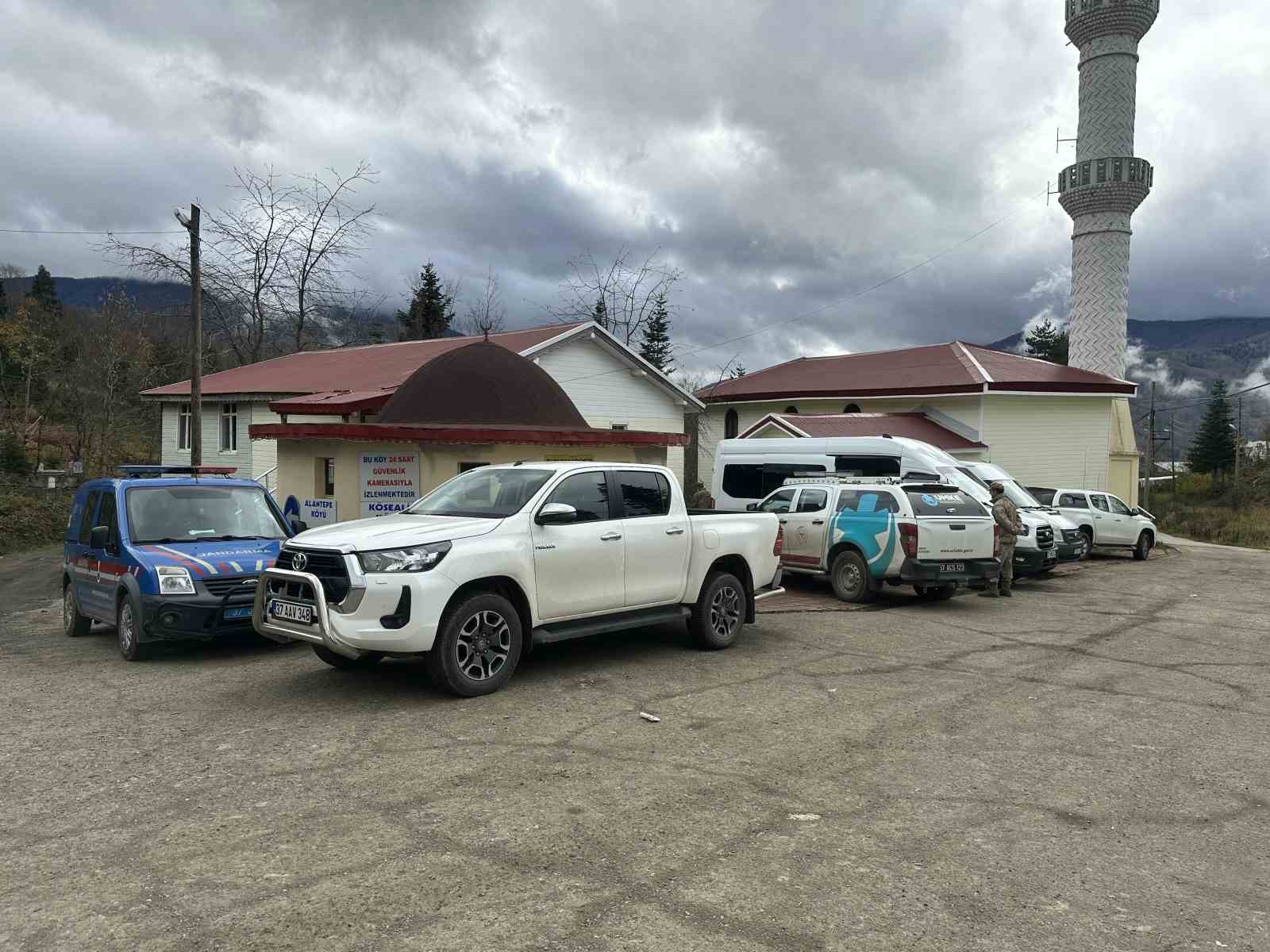 Anne ve oğlunun cesedinin bulunduğu bölgede kayıp çanta ile ayakkabı bulundu, telefona ulaşılamadı 10 anne ve oglunun cesedinin bulundugu bolgede kayip canta ile ayakkabi bulundu telefona ulasilamadi 6 W6nPGEVH