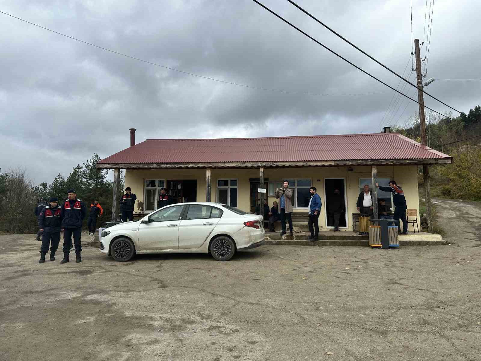 Anne ve oğlunun cesedinin bulunduğu bölgede kayıp çanta ile ayakkabı bulundu, telefona ulaşılamadı 11 anne ve oglunun cesedinin bulundugu bolgede kayip canta ile ayakkabi bulundu telefona ulasilamadi 7 ydXktclP