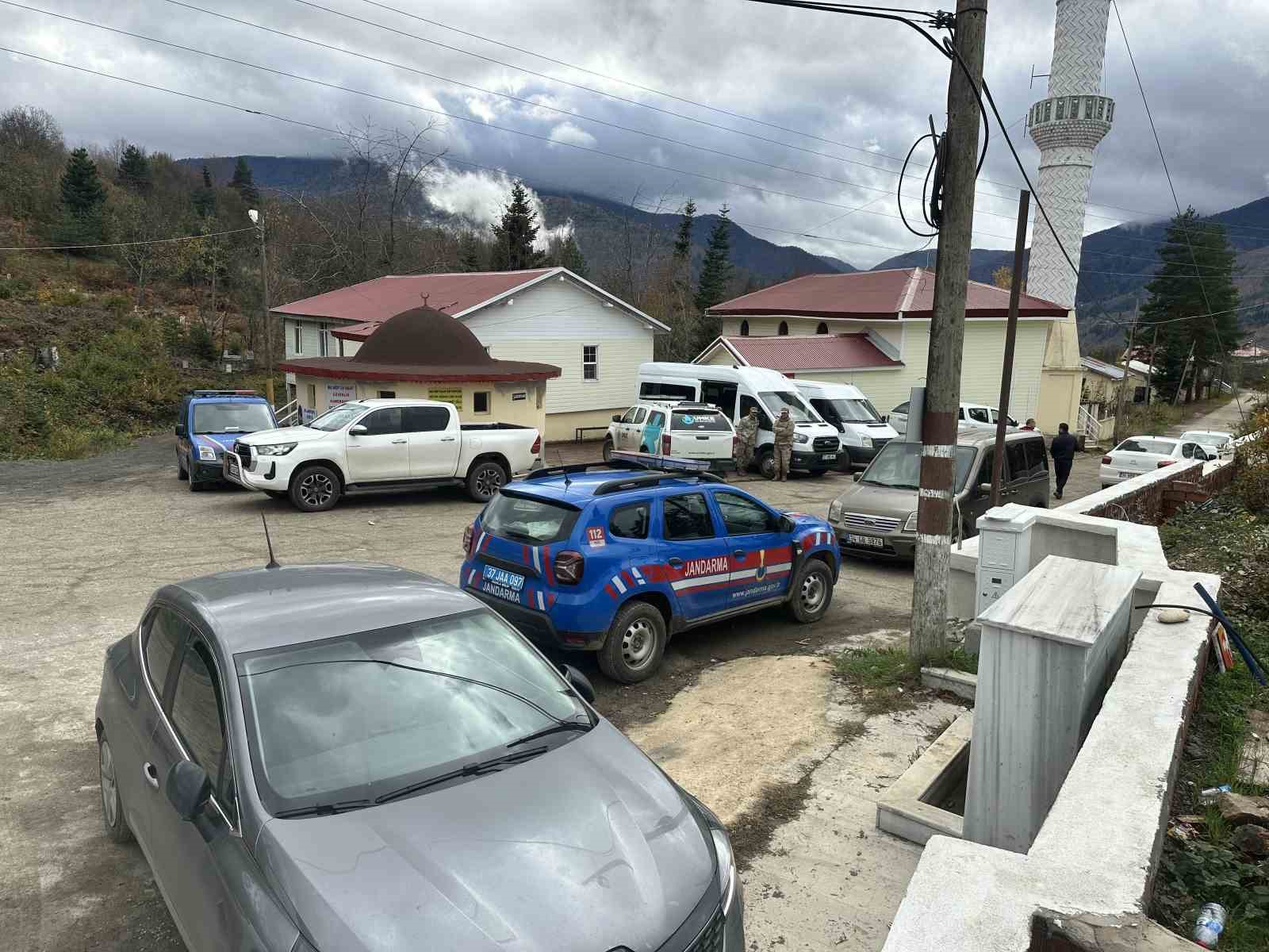 Anne ve oğlunun cesedinin bulunduğu bölgede kayıp çanta ile ayakkabı bulundu, telefona ulaşılamadı 12 anne ve oglunun cesedinin bulundugu bolgede kayip canta ile ayakkabi bulundu telefona ulasilamadi 8 5nNLbBMA