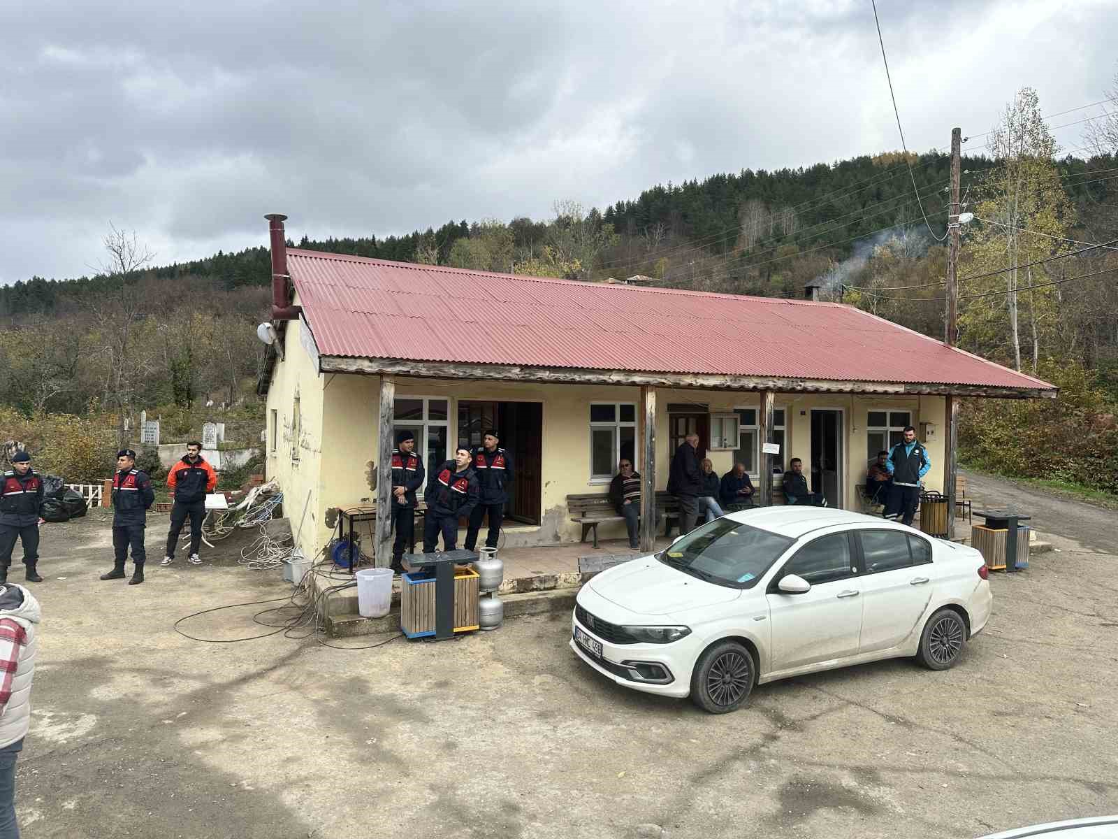 Anne ve oğlunun cesedinin bulunduğu bölgede kayıp çanta ile ayakkabı bulundu, telefona ulaşılamadı 13 anne ve oglunun cesedinin bulundugu bolgede kayip canta ile ayakkabi bulundu telefona ulasilamadi 9 FgBKjVQH