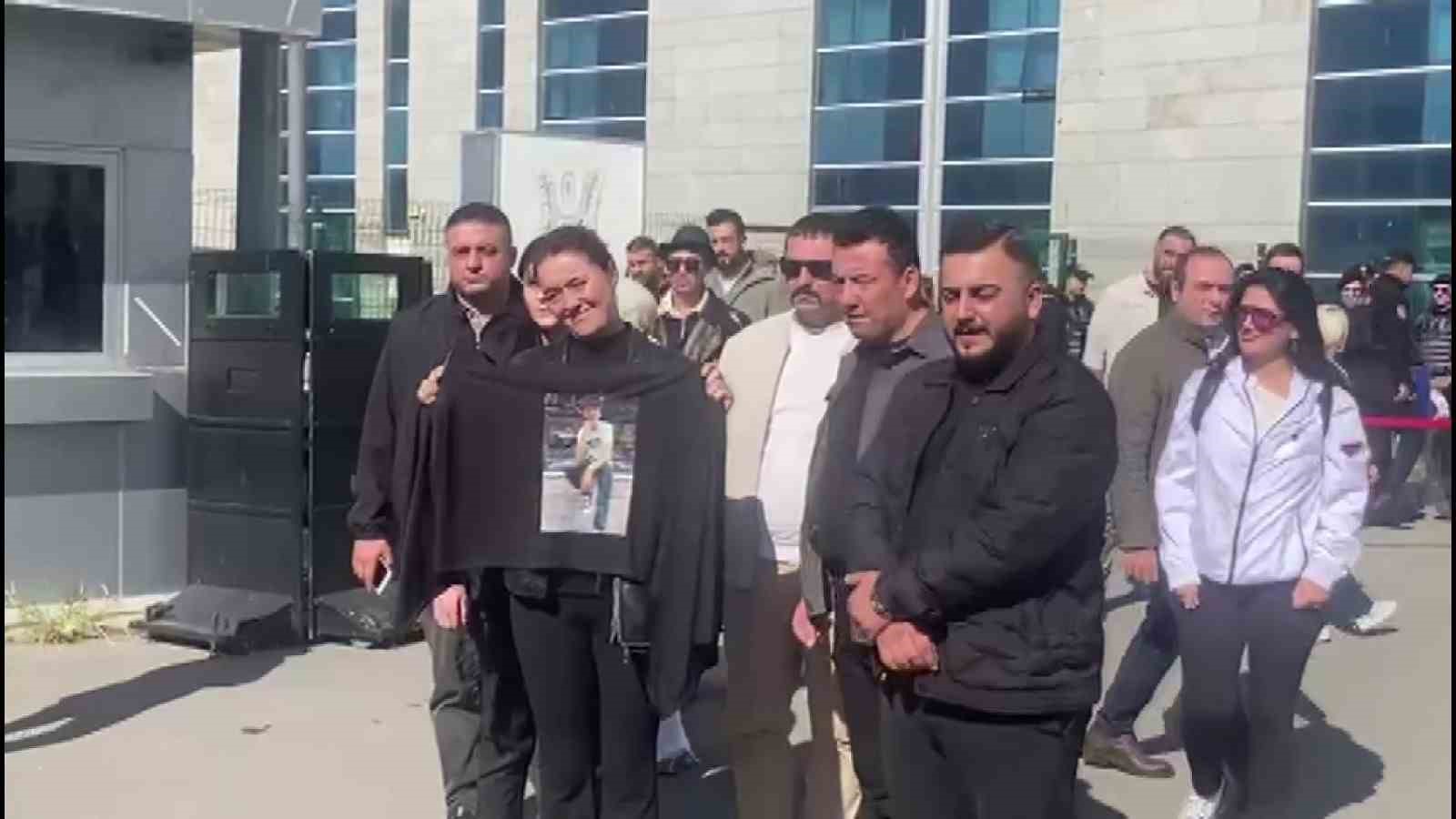 Anne Yasemin Minguzzi, destek için adliyeye gelen vatandaşlarla kucaklaştı 5 anne yasemin minguzzi destek icin adliyeye gelen vatandaslarla kucaklasti 1