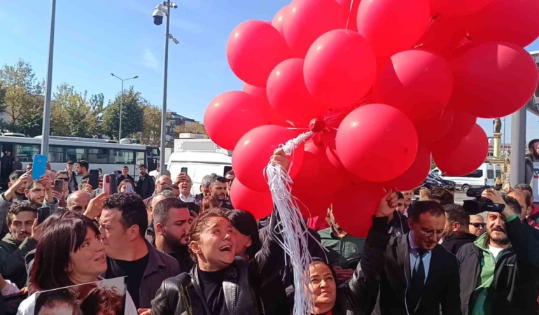 anne-yasemin-minguzzi-destek-icin-adliyeye-gelen-vatandaslarla-kucaklasti-UFEBIJ7P.jpg