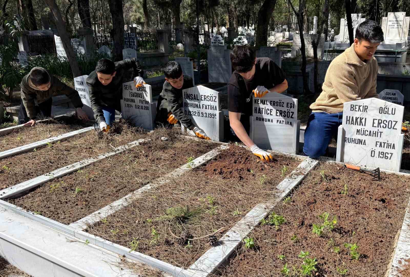 anneannelerinin oguduyle basladilar binlerce mezari temizlediler 0