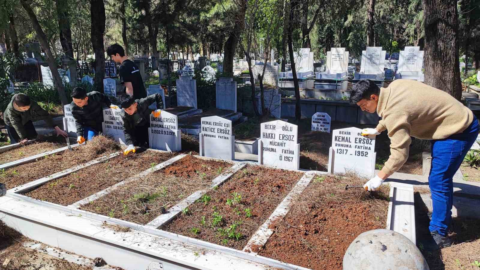 anneannelerinin oguduyle basladilar binlerce mezari temizlediler 2 7yzFd4lb