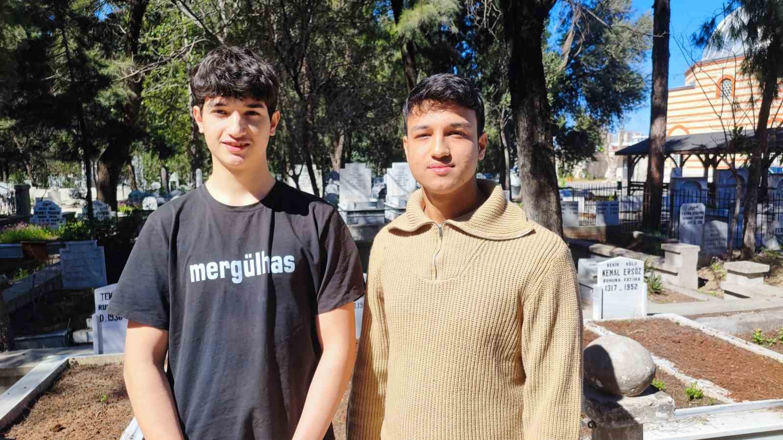 anneannelerinin oguduyle basladilar binlerce mezari temizlediler 4 uW82UrXO