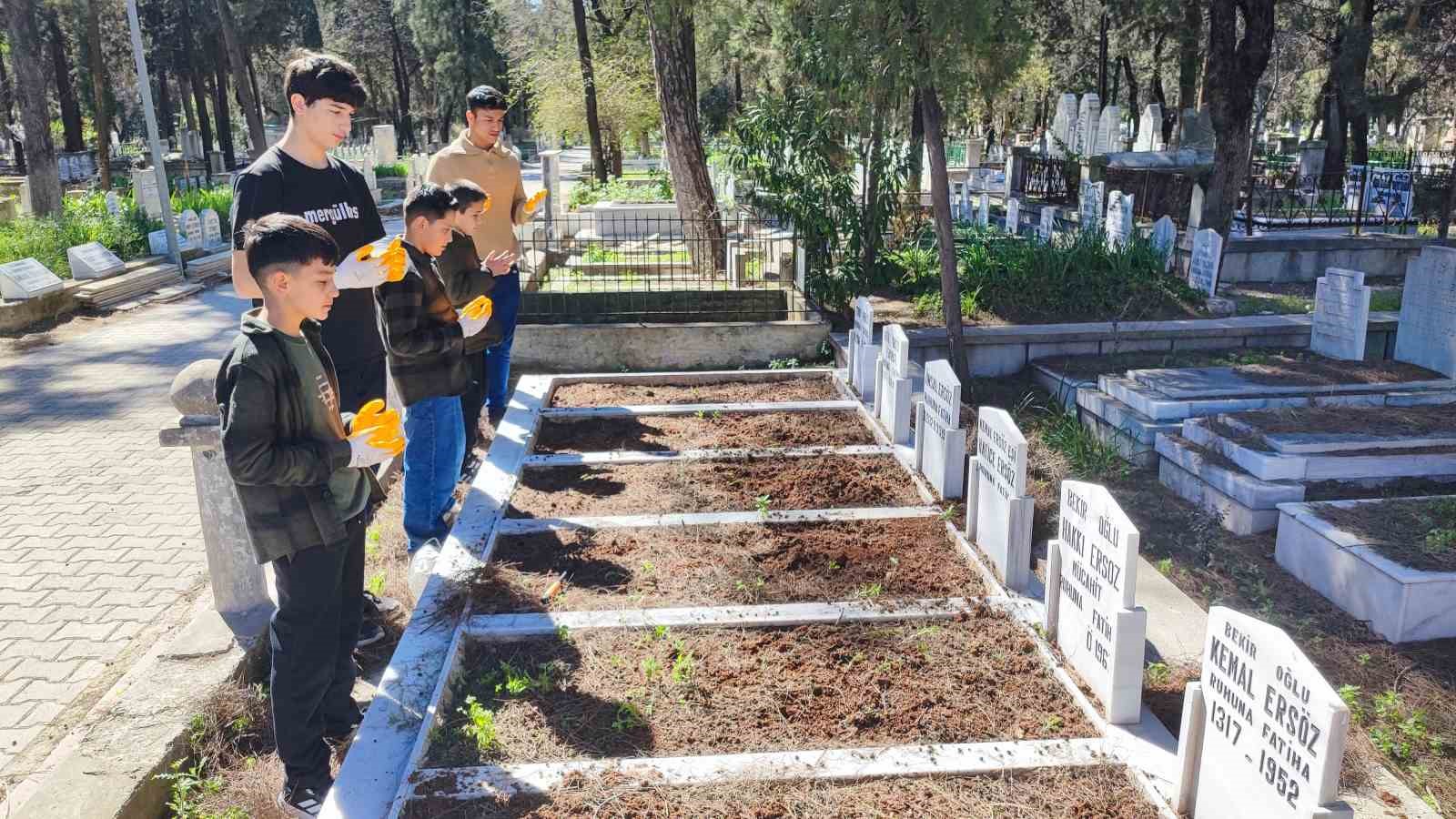 anneannelerinin oguduyle basladilar binlerce mezari temizlediler 5 mkyF5dvQ
