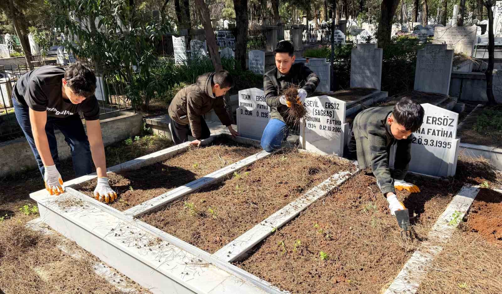 anneannelerinin oguduyle basladilar binlerce mezari temizlediler 6 Ye2ZjJhi