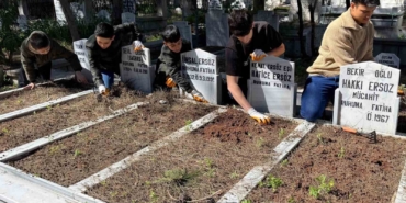 anneannelerinin-oguduyle-basladilar-binlerce-mezari-temizlediler-SQkBGrDn.jpg