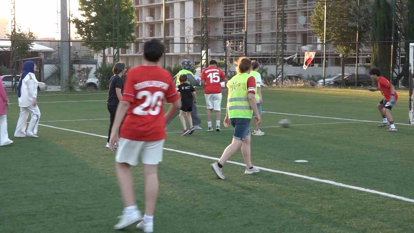 anneler sahaya indi bagimliliga kirmizi kart gosterdi 0 JMr5MXcm