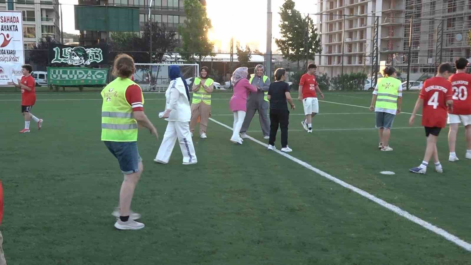 anneler sahaya indi bagimliliga kirmizi kart gosterdi 1 OFfwEV5m