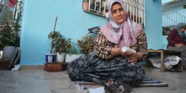 anneleri-telef-olan-yavru-kedileri-merhametiyle-buyuten-kadin-hayvanlari-biberonla-besliyor-iHCprFKF.jpg