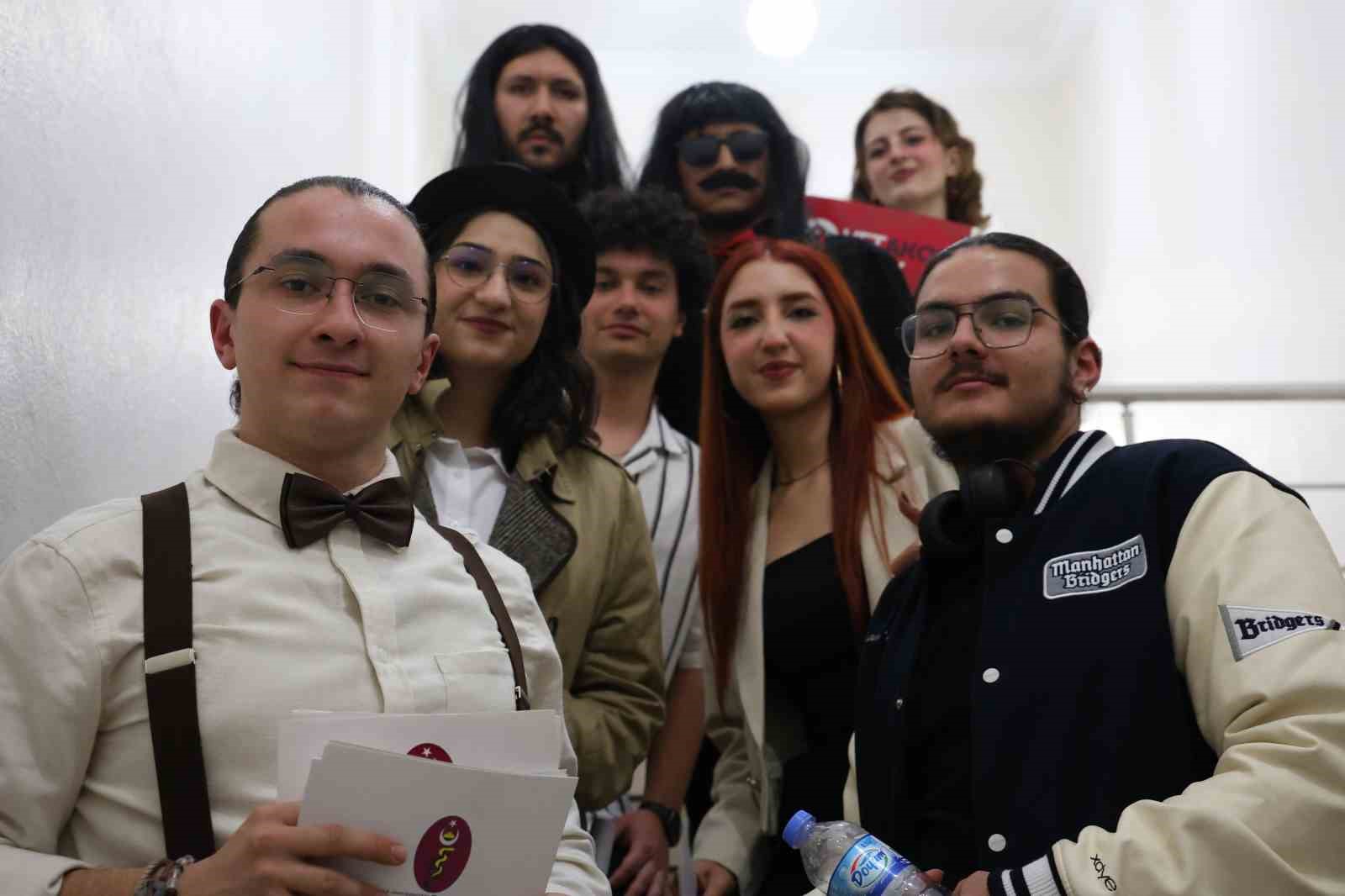 "Annem kanseri ikinci kez yendi" diyen öğrenci salonda dakikalarca alkışlandı 5 annem kanseri ikinci kez yendi diyen ogrenci salonda dakikalarca alkislandi 1 yBZiwbpl