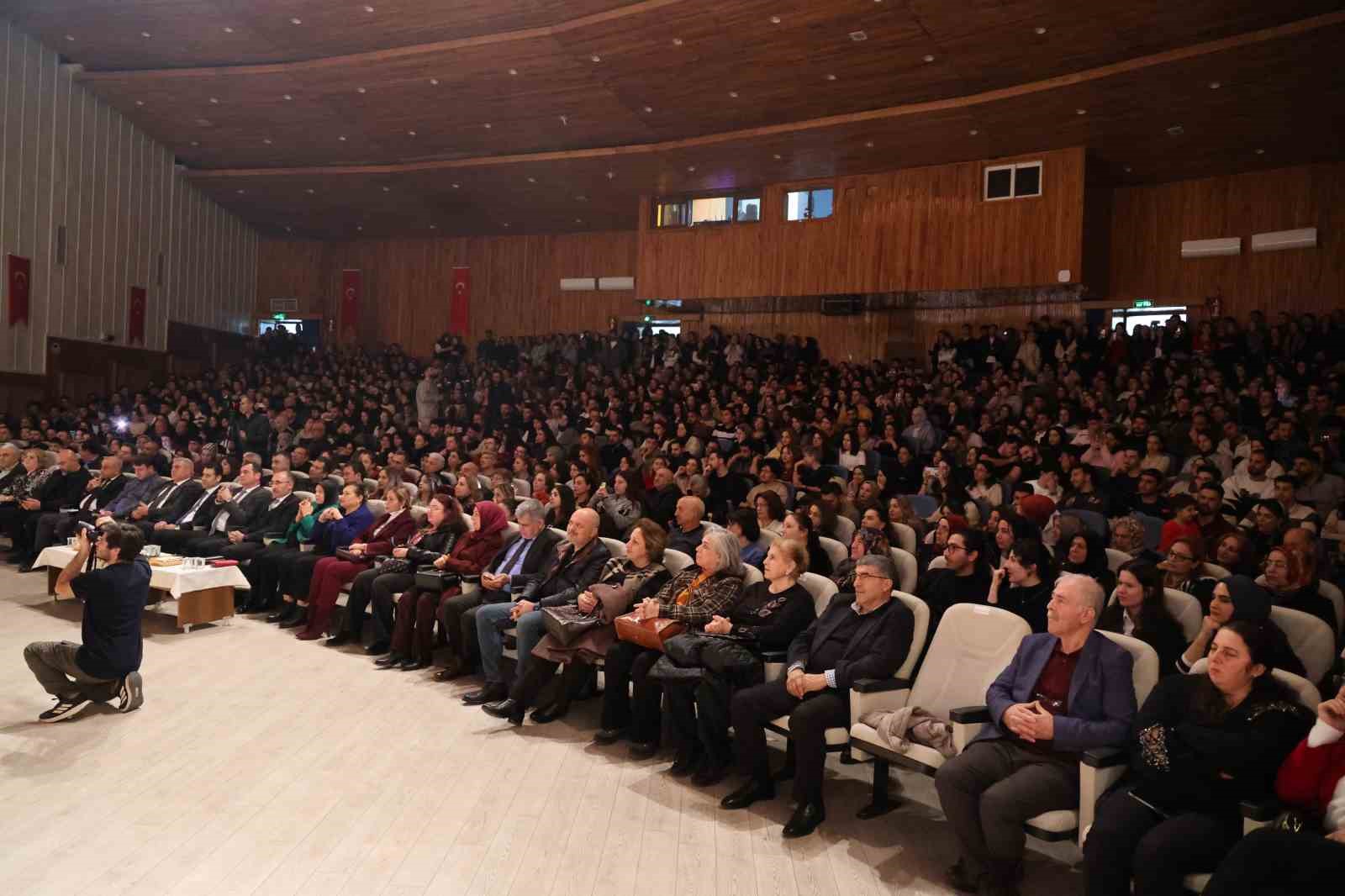 "Annem kanseri ikinci kez yendi" diyen öğrenci salonda dakikalarca alkışlandı 6 annem kanseri ikinci kez yendi diyen ogrenci salonda dakikalarca alkislandi 2 YdAIE6yL