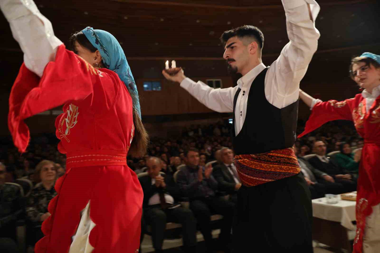 "Annem kanseri ikinci kez yendi" diyen öğrenci salonda dakikalarca alkışlandı 8 annem kanseri ikinci kez yendi diyen ogrenci salonda dakikalarca alkislandi 4 dJNdL178