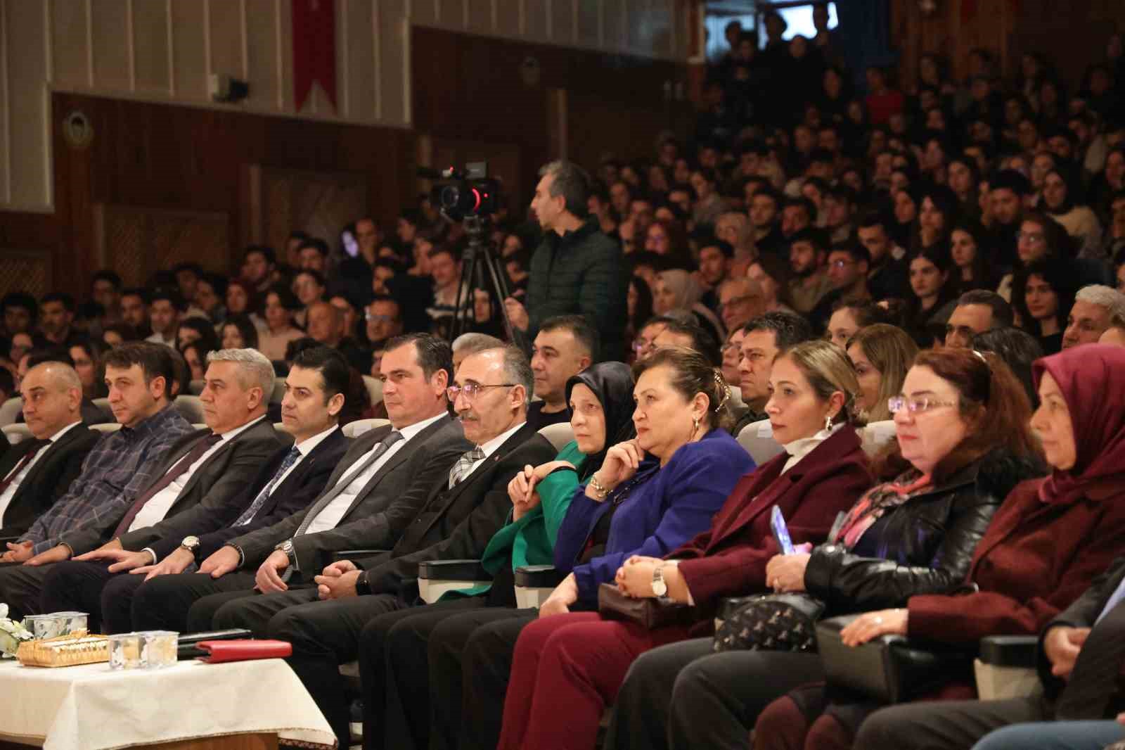 "Annem kanseri ikinci kez yendi" diyen öğrenci salonda dakikalarca alkışlandı 9 annem kanseri ikinci kez yendi diyen ogrenci salonda dakikalarca alkislandi 5 3jPi5BfA