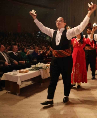 annem-kanseri-ikinci-kez-yendi-diyen-ogrenci-salonda-dakikalarca-alkislandi-5GWl1gUg.jpg