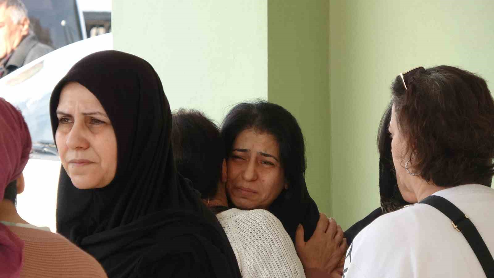 Annenin feryadı yürekleri dağladı: Babalarının öldürdüğü kardeşler toprağa verildi 5 annenin feryadi yurekleri dagladi babalarinin oldurdugu kardesler topraga verildi 1 mTHCFjNL