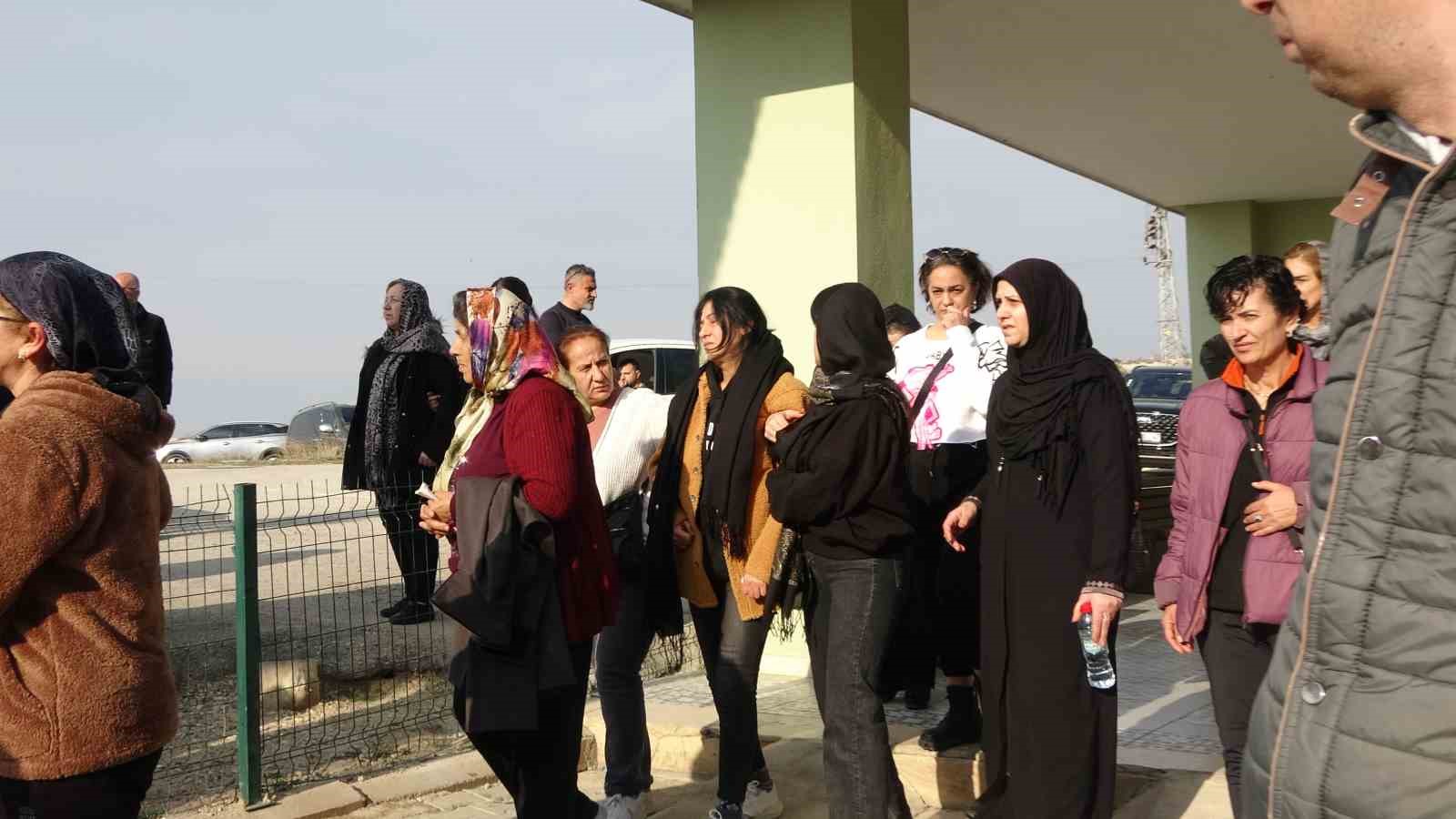 Annenin feryadı yürekleri dağladı: Babalarının öldürdüğü kardeşler toprağa verildi 6 annenin feryadi yurekleri dagladi babalarinin oldurdugu kardesler topraga verildi 2