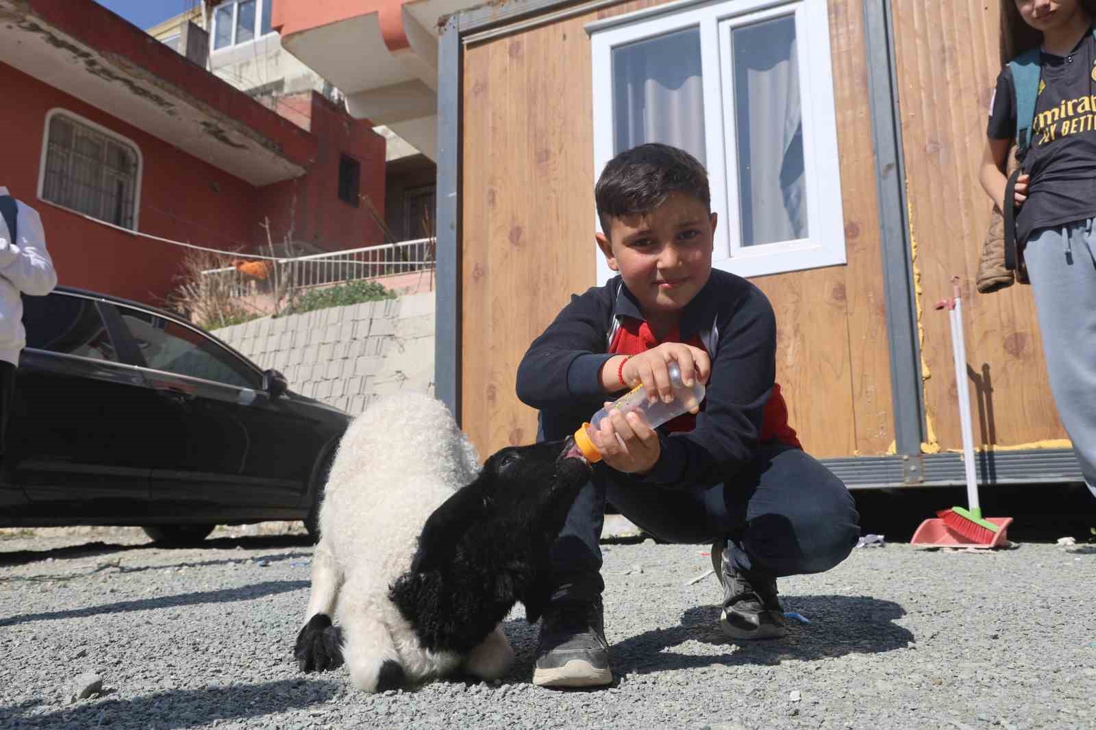 annesi dogumda telef olan boncuk kuzu elbisesi ve biberonuyla ilgi odagi oldu 1 HicPhF1V