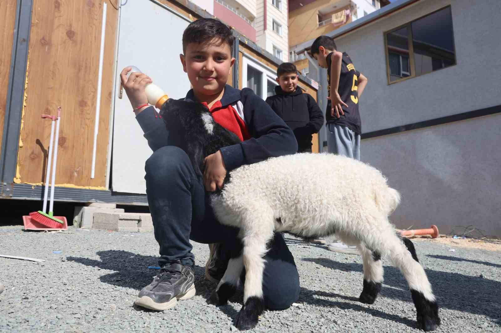 annesi dogumda telef olan boncuk kuzu elbisesi ve biberonuyla ilgi odagi oldu 2 ZU6Gf7Nd