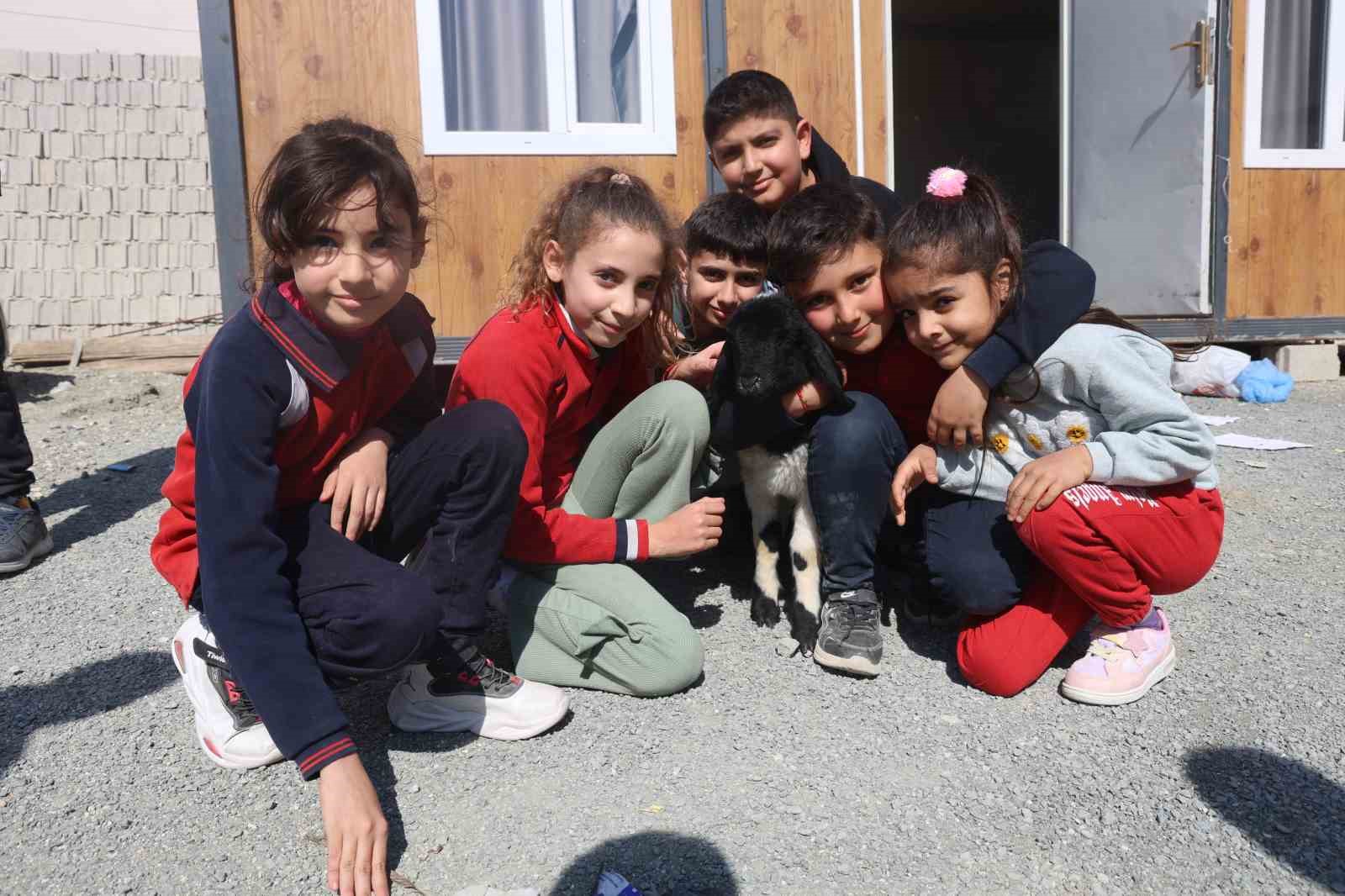 annesi dogumda telef olan boncuk kuzu elbisesi ve biberonuyla ilgi odagi oldu 4 DDB1g7MR