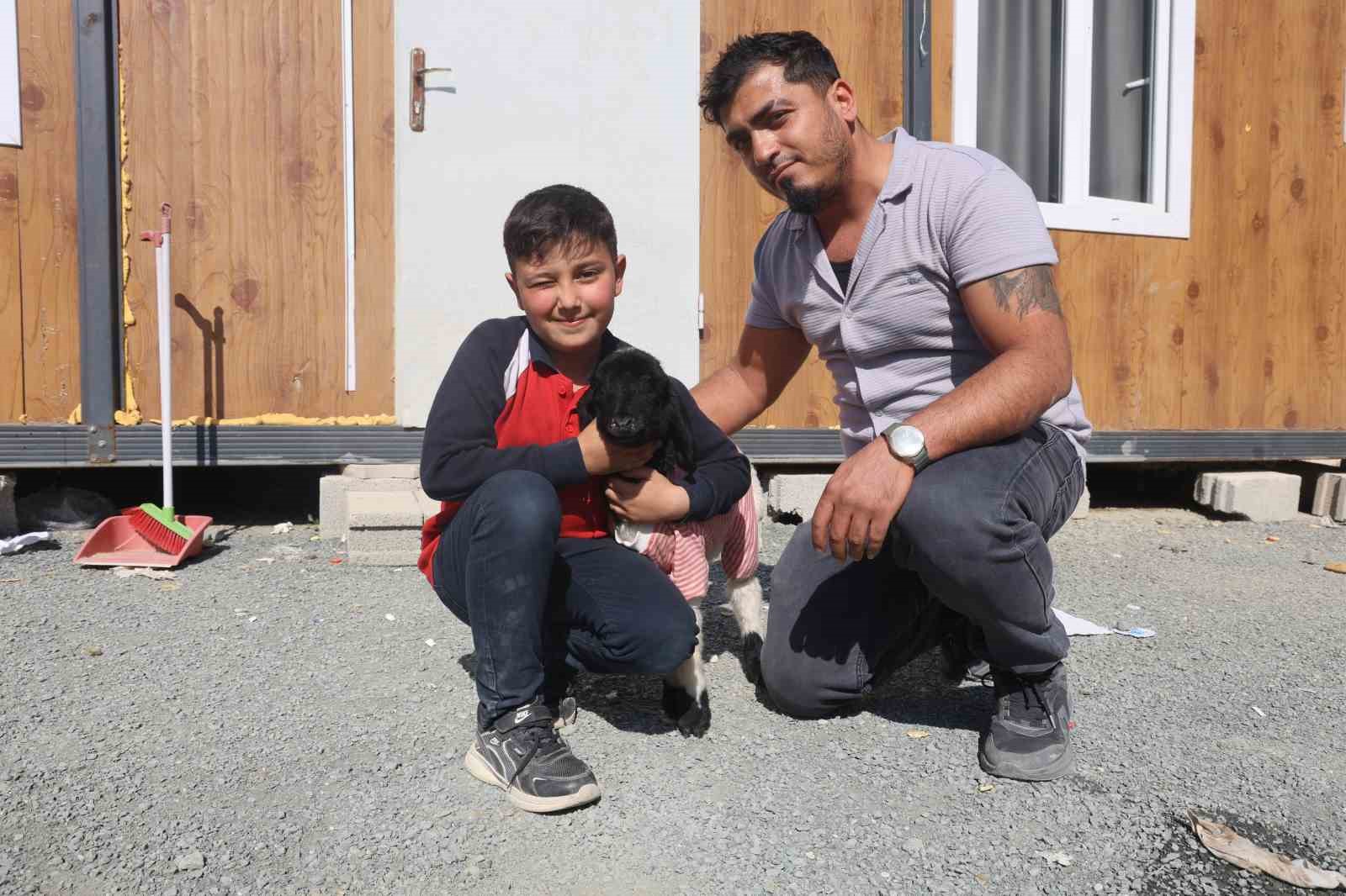 annesi dogumda telef olan boncuk kuzu elbisesi ve biberonuyla ilgi odagi oldu 5 EvzQPdcn
