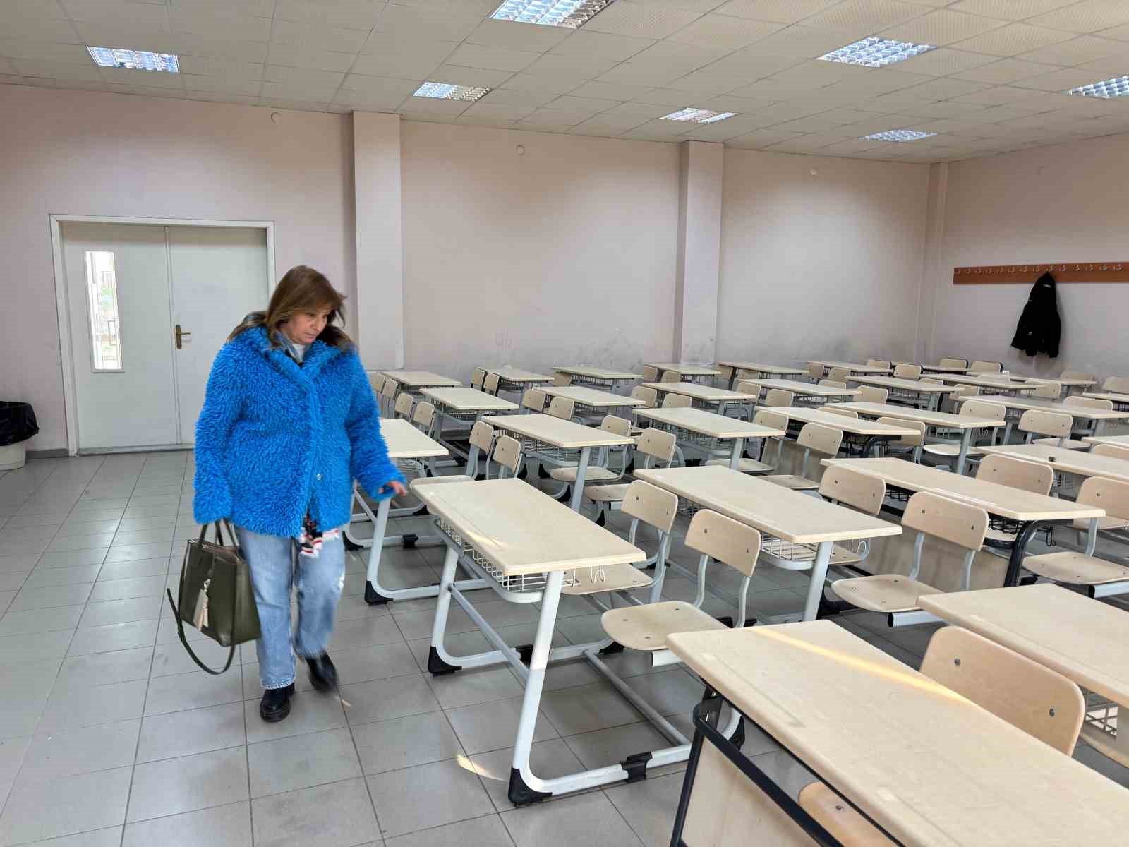 annesi icin bekledi universite hayalini 53 yasinda gerceklestirdi 1 kOldsueX
